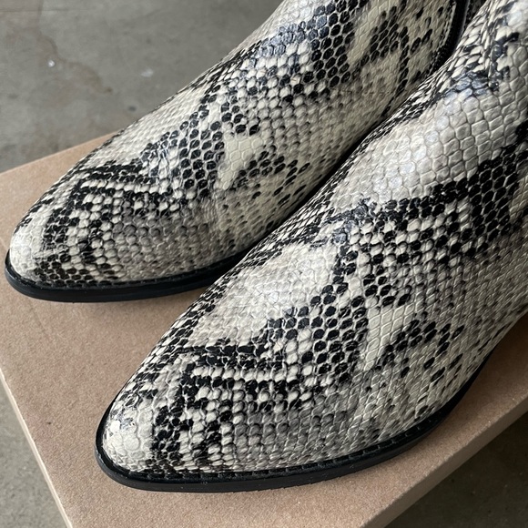 Blondo Noa Snake Pattern Leather Waterproof Pull-On Chelsea Style Boots 9 Womens - Picture 4 of 6